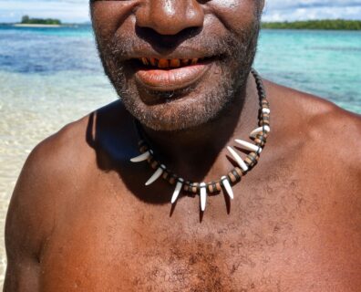 Naszyjniki z Psich Zębów: Unikalny Klejnot Ludów Papua-Nowej Gwinei